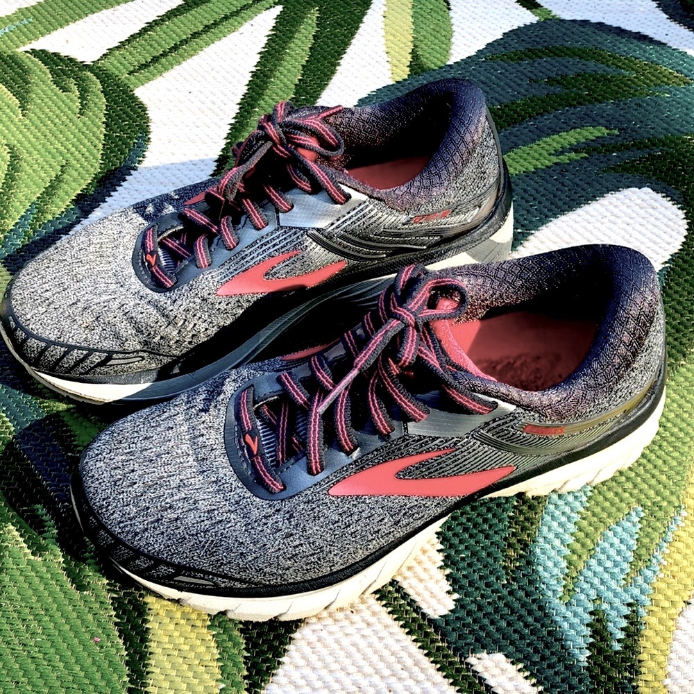 Brooks Adrenaline GTS18 women running shoe size 6D